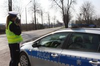 Policjantka kontroluje predkość na drodze miernikiem prędkości