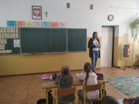 Przedstawiciel Policji na spotkaniu z uczniami klasy gimnazjalnej w Rudce omawia bezpieczeństwo w okresie letnim