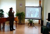 Pan Cezary Wonsewicz omawia umundurowanie policjanta okresu międzywojennego przy wykorzystaniu prezentacji multimedialnej.