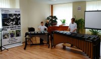 Występ duetu perkusji uczniów szkoły muzycznej.