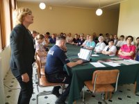 Pracownica z Komendy Powiatowej Policji w Bielsku Podlaskim zajmująca sie profilaktyką, prowadzi prelekcję dla przedstawicieli służby zdrowia w Bielsku Podlaskim.