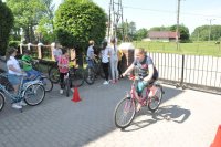 Uczniowie zdają egzamin praktyczny z jazdy na rowerze.