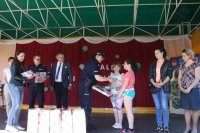 Dzielnicowa z Posterunku Policji w Brańsku wręcza nagrody zwycięzcom konkursu.