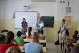 Przedstawiciel Policji oraz przedstawiciele KRUS przeprowadzili spotkanie z uczniami w Domanowie.