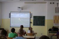 Uczniowie oglądają film nagrodzony w konkursie Tur&#039;n on the camera&quot; dotyczący bezpieczeństwa nad wodą.