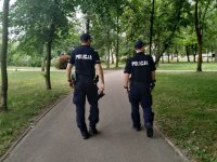 Policjanci patrolują teren parku miejskiego