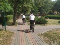 Patrol rowerowy patroluje teren parku miejskiego.