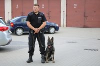 Przewodnik psa policyjnego opowiada o policyjnych czworonogach