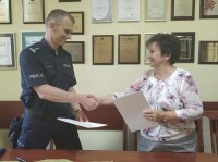 Inspektor Wojciech Macutkiewicz i Pani Bożena Grotowicz uścisnęli sobie dłoń po podpisaniu Listu intencyjnego.