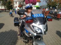 Dziewczynka na motocyklu policyjnym