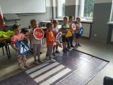 Dzieci poznaja znaki drogowe