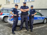 Nowi policjanci w KPP w Bielsku Podlaskim stoja przy radiowozie