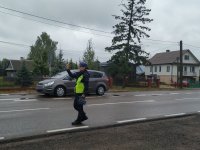 Policjantka zatrzymuje pojazd