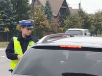 Policjantka kontroluje stan pojazdu