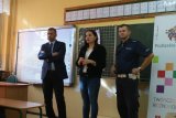 Przedstawiciele Policji i WORD w Białymstoku na spotkaniu z dziećmi.