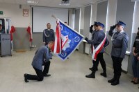 Powitanie sztandary Komendy Policji przez inspektora Wojciecha Macutkiewicza
