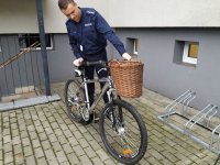 Policjant wykonuje oględziny odzyskanego roweru