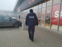 Policjanci kontrolują rejony sklepów