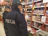 Policjanci kontrolują miejsca sprzedaży wyrobów pirotechnicznych
