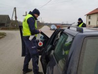 Policjanci kontroluja pojazdy