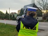 Policjanci kontroluja prędkość pojazdów
