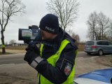 Policjant mierzy prędkość pojazdów przy użyciu miernika.