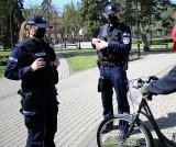 Policjanci kontroluja rowerzystę