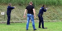 Policjanci trenuja strzelanie