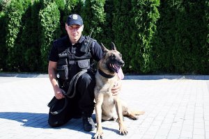 Policjant z psem słuzbowym