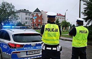 Policjanci i radiowóz w rejonie szkoły
