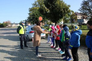 Polcjanci prowadzą pomiar nateżenia ruchu wspólnie z uczniami w Boćkach