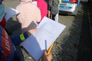 Polcjanci prowadzą pomiar nateżenia ruchu wspólnie z uczniami w Boćkach
