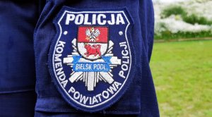 Naszywka na policyjnym mundurze z napisem Komenda Powiatowa Policji w Bielsku Podlaskim.