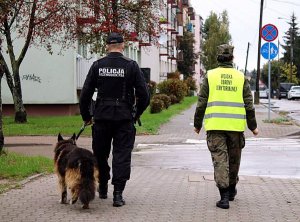 Patrol policjant z psem służbowym i funkcjonariusz WOT