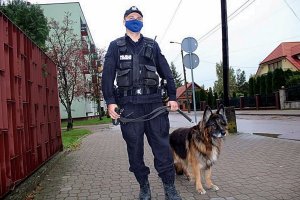 Policjant z psem słuzbowym