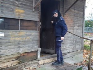 Policjantka sprawdza miejsce zamieszkania osoby samotnej