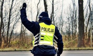 Policjant podnosi ręke do góry