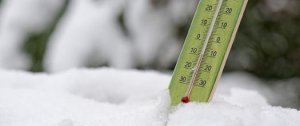 Termometr włożony w śnieg