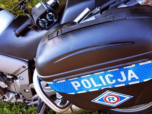 Napis POLICJA na policyjnym motocyklu