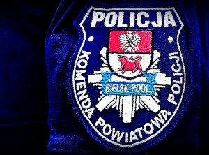 Naszywka na mundurze z napisem POLICJA KOMENDA POWIATOWA POLICJI BIELSK PODL