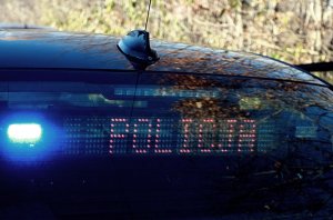 Napis POLICJA na szybie samochodu