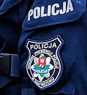 Napis POLICJA na mundurze i naszywka POLICJA ODDZIAŁ PREWENCJI POLICJI