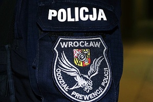 Naszywka na mundurze z napisem POLICJA WROCŁAW ODDZIAŁ PREWENCJI POLICJI