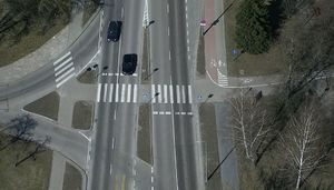 Widok ulicy z kamery drona.
