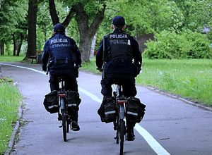 Dwaj policjanci jada rowerami.