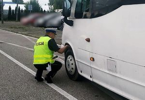 Policjant sprawdza opony autokaru