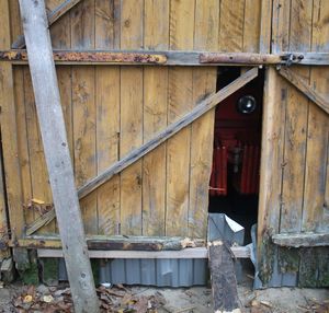 Drzwi do stodoły z wyłamanymi deskami.