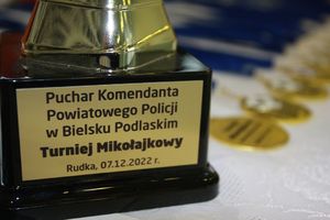 Puchar z napisem &quot;Puchar Komendanta Powiatowego Policji w Bielsku Podlaskim 07.12.2022&quot;