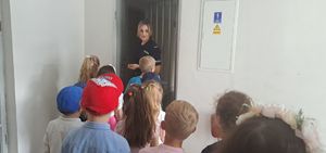 Dzieci odwiedziły budynek komendy Policji.
