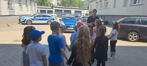 Dzieci odwiedziły budynek komendy Policji.